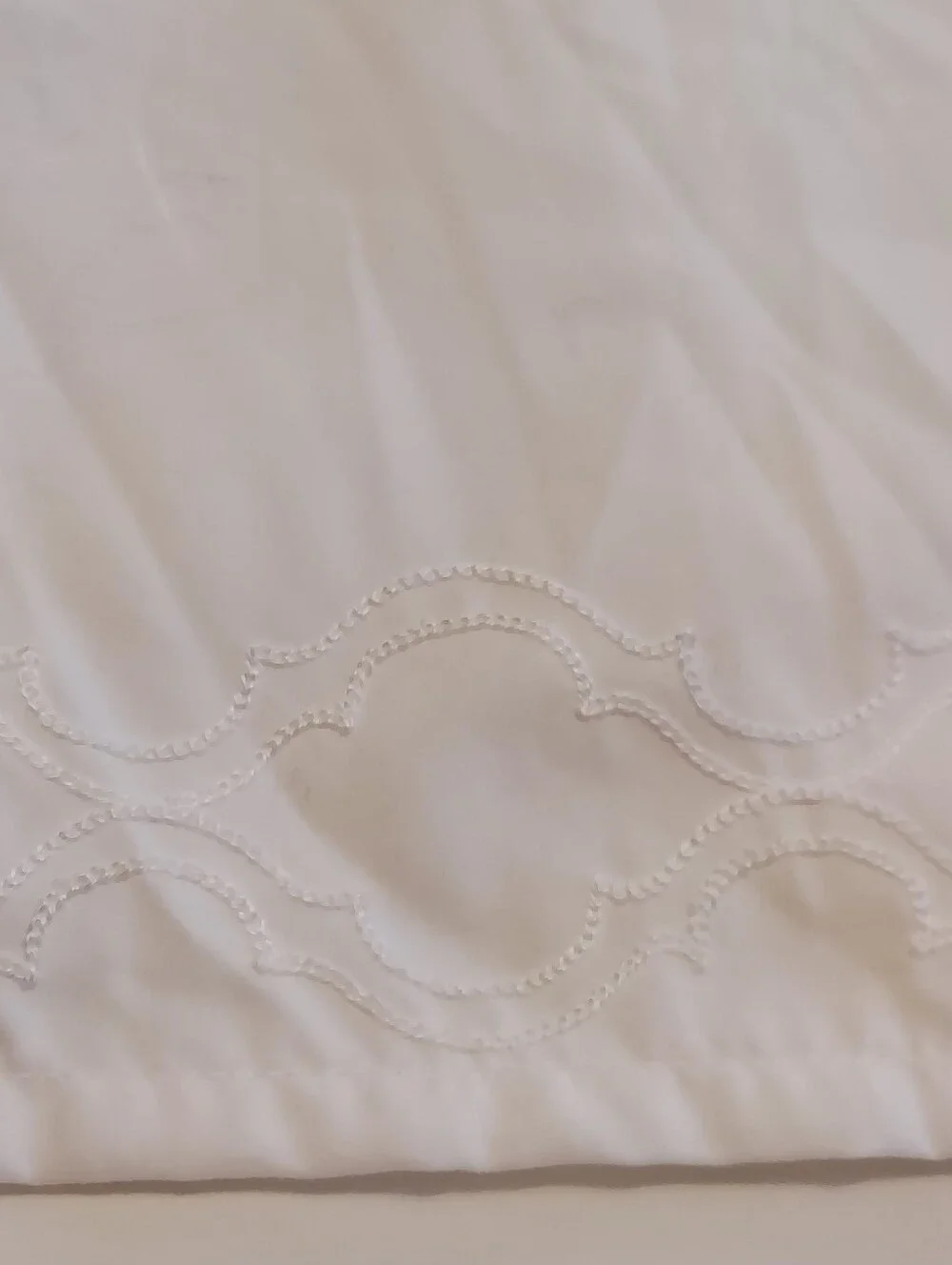 NWOT Better Homes & Gardens White Bedskirt, Queen/Full, Adjustable, Lightweight